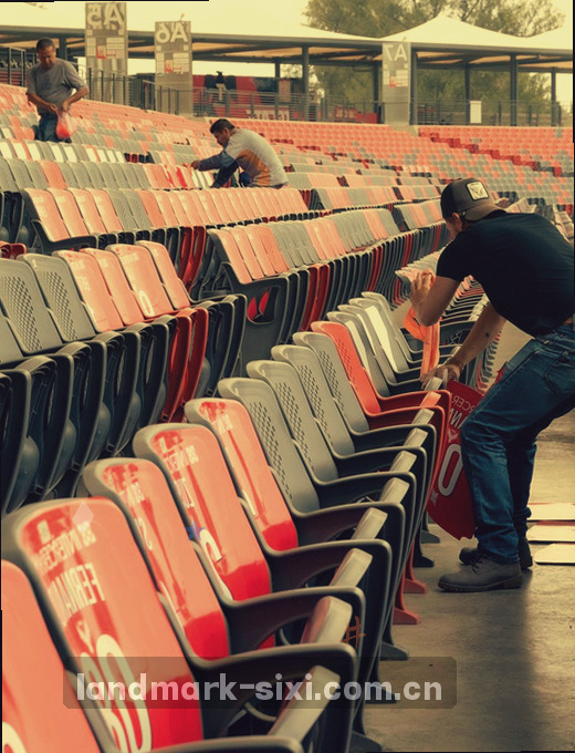 两名球员在草地拼抢，黄队正突破蓝队防线。